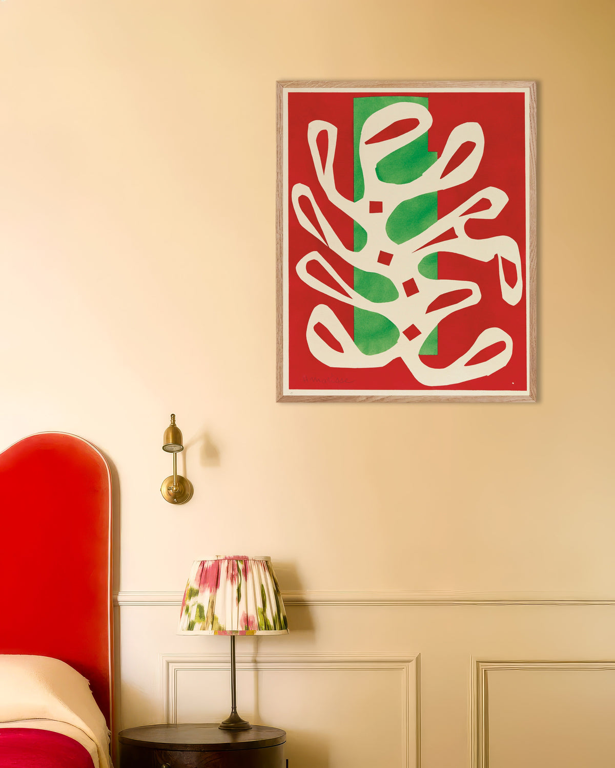 Poster van Witte alg op rode en groene achtergrond (1947) van Henri Matisse, met lijst van naturel hout