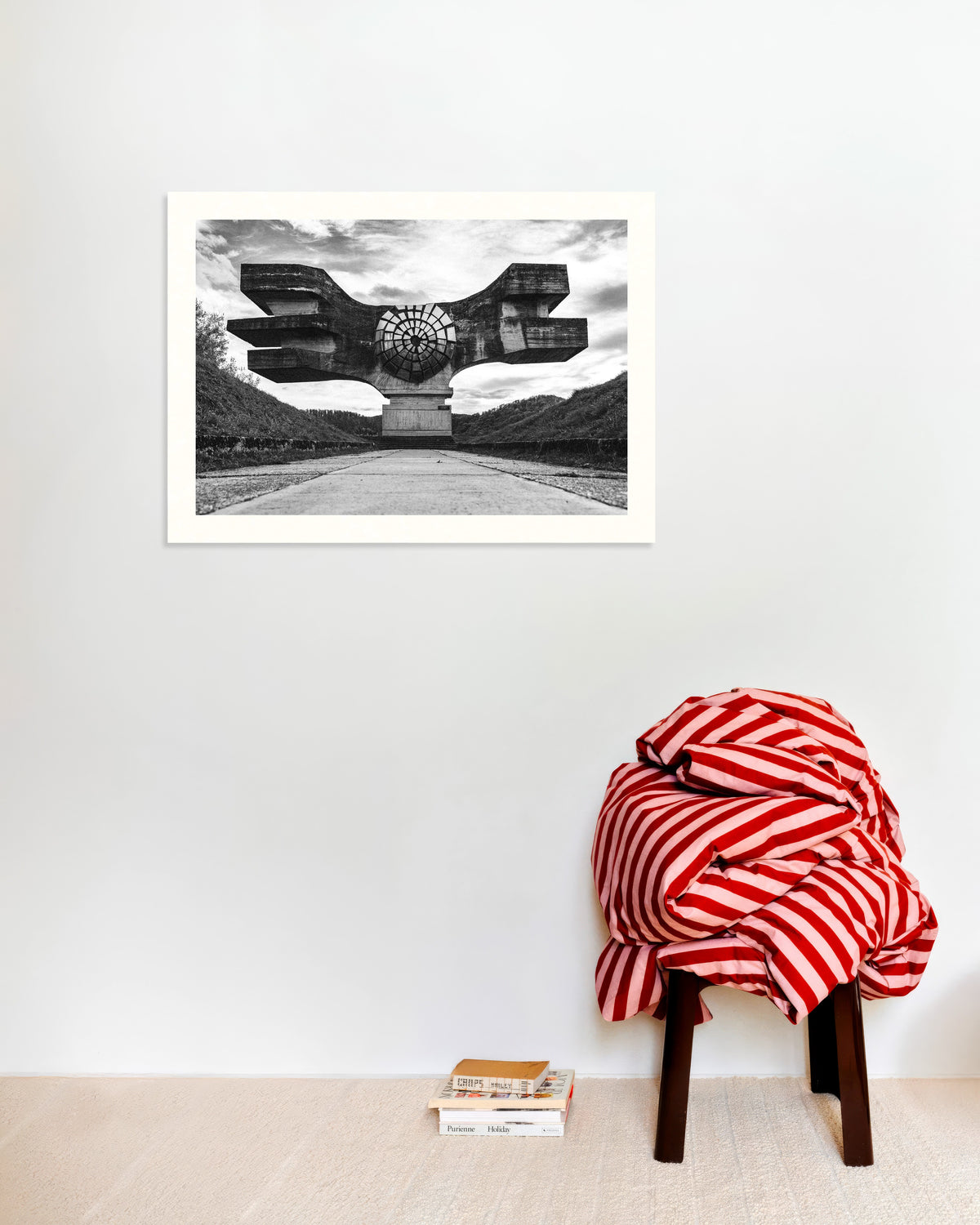 Poster ‘Gevleugeld monument aan het einde van de weg’