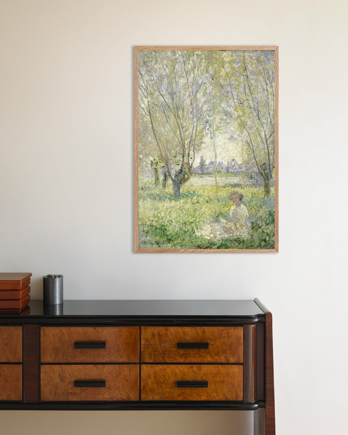 Poster Vrouw zittend onder de wilgen (1880) van Claude Monet met naturel houten lijst