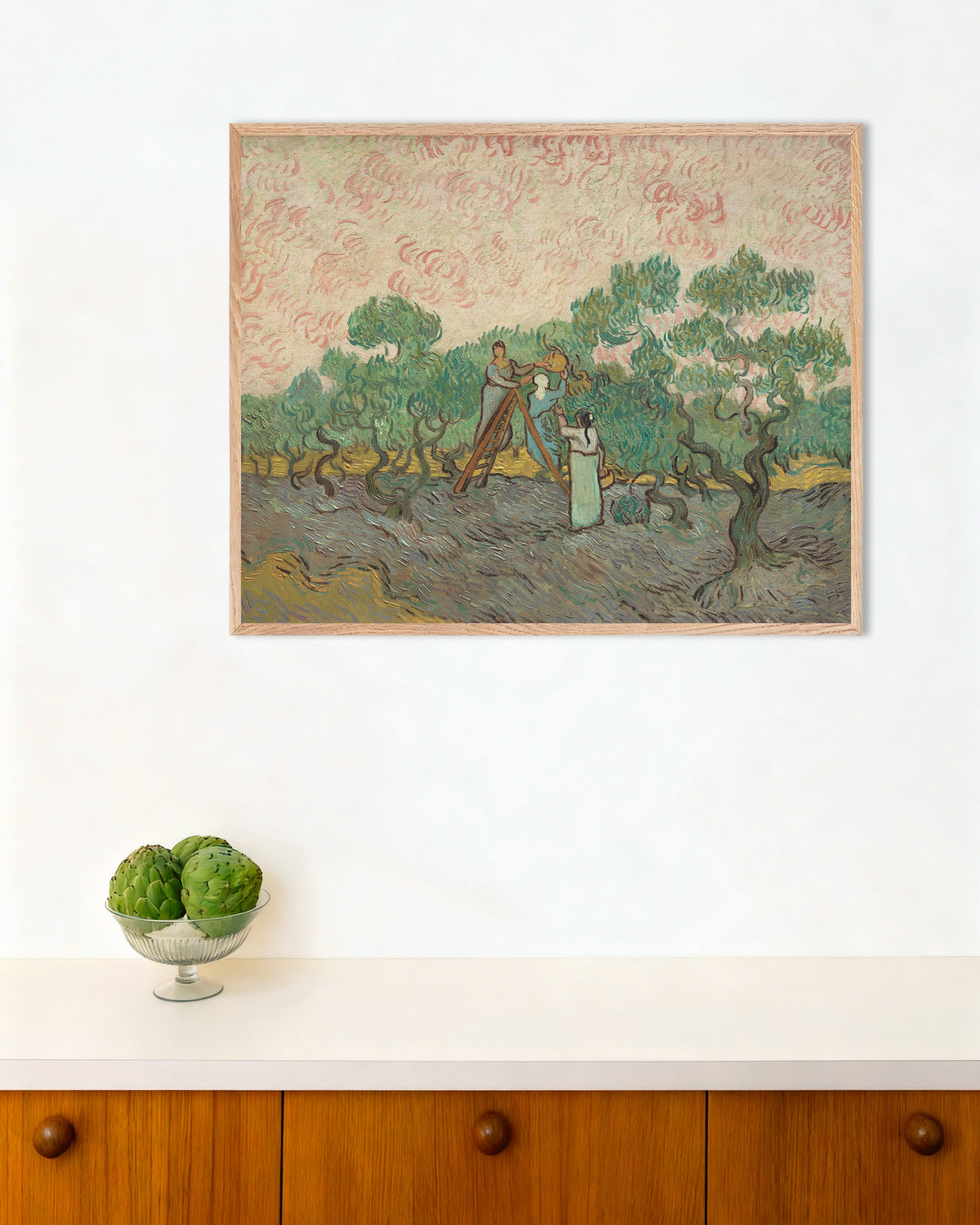 Poster van Vrouwen die olijven plukken (1889) van Vincent van Gogh, met naturel houten lijst