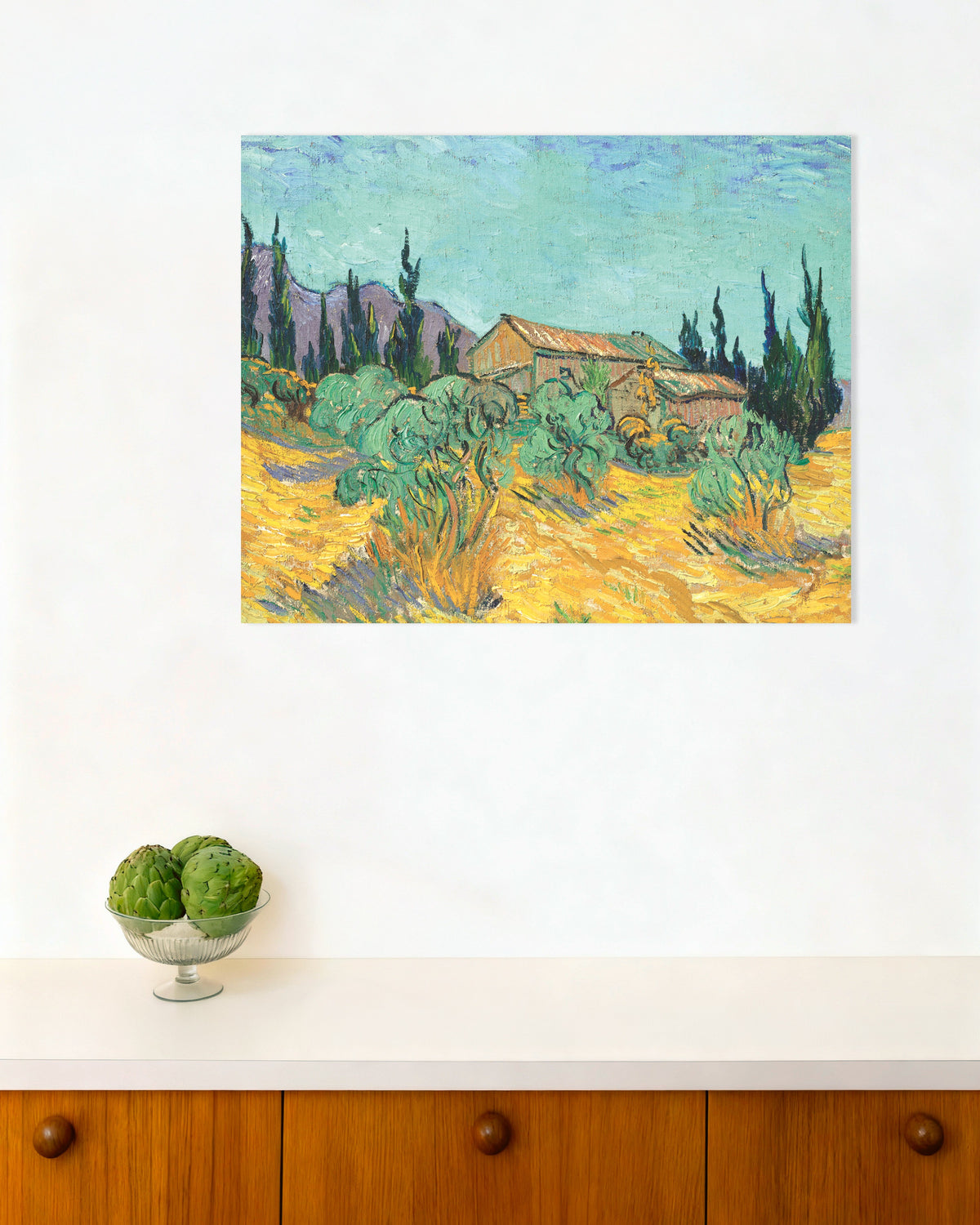 Poster van Houten hutten tussen olijfbomen en cipressen (1889) van Vincent van Gogh