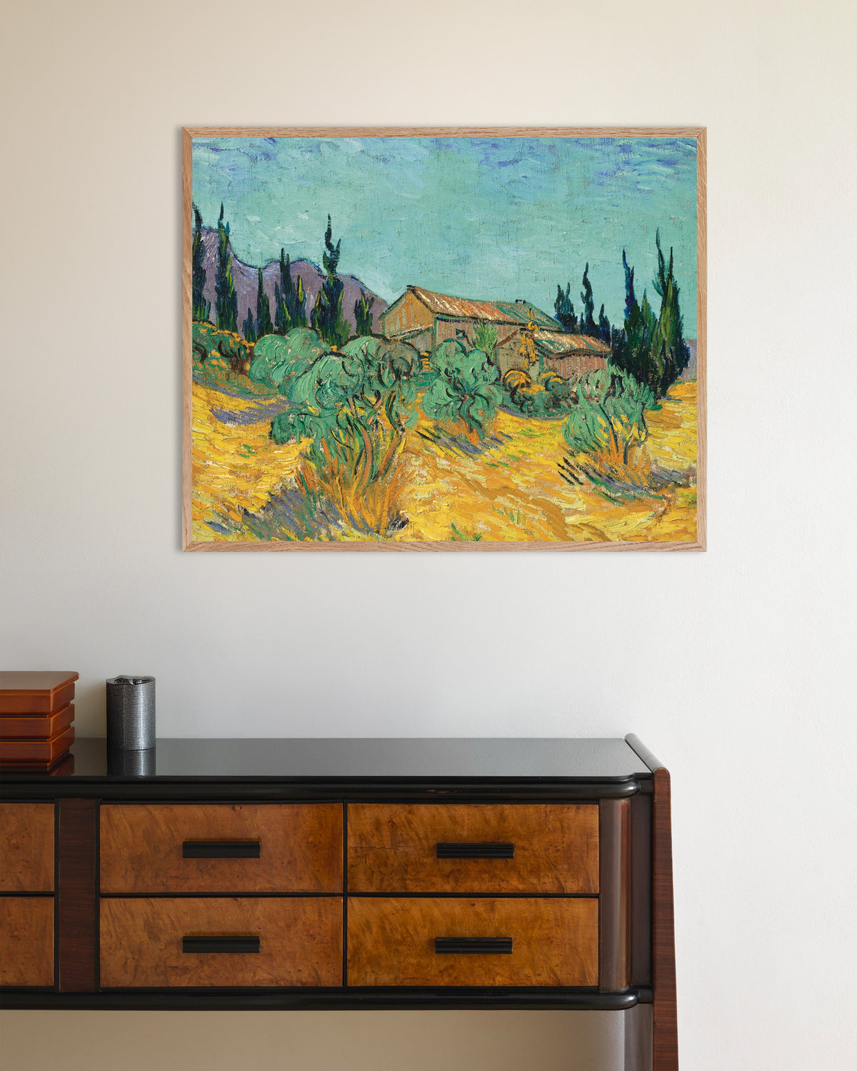 Poster van Houten hutten tussen olijfbomen en cipressen (1889) van Vincent van Gogh, met een naturel houten lijst