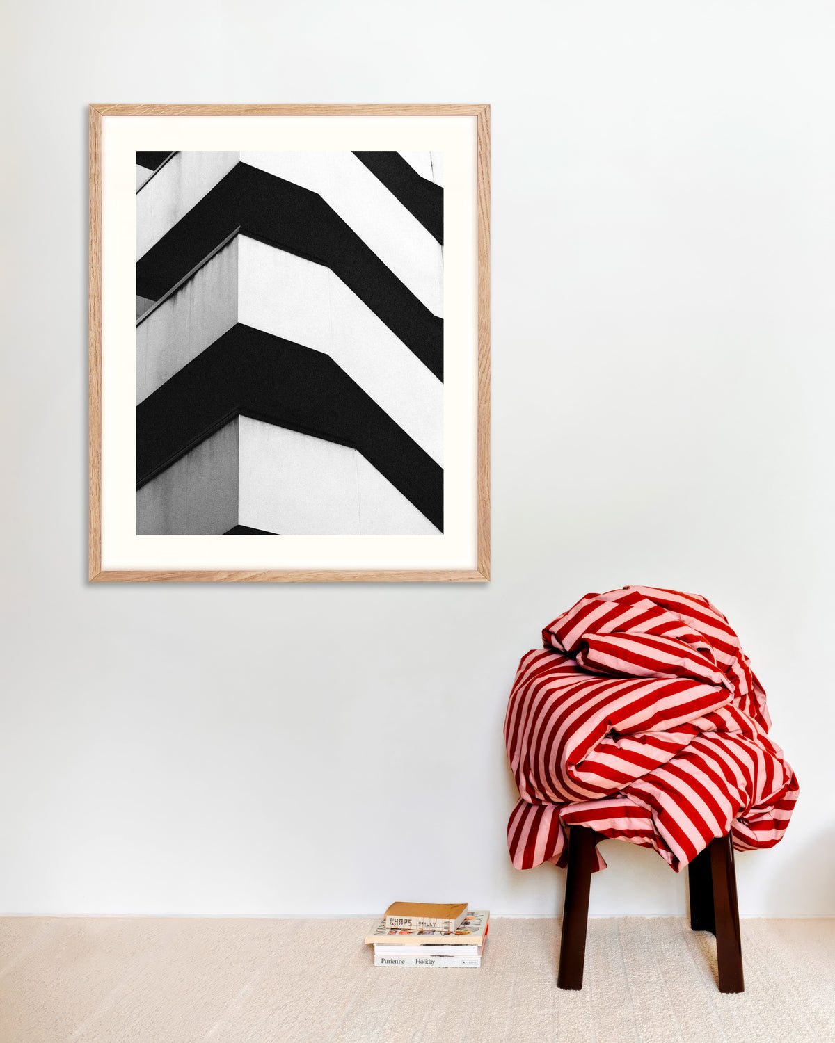 Poster ‘Zigzaggende betonnen balkons’, met naturel houten lijst