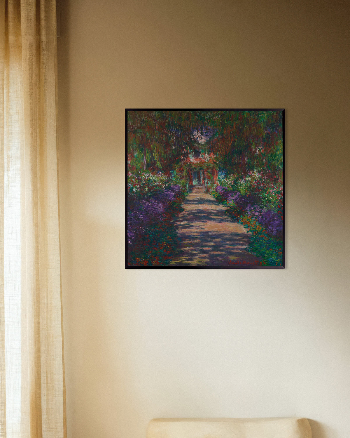 Poster Een laan in Monets tuin in Giverny (1902) van Claude Monet met metalen lijst