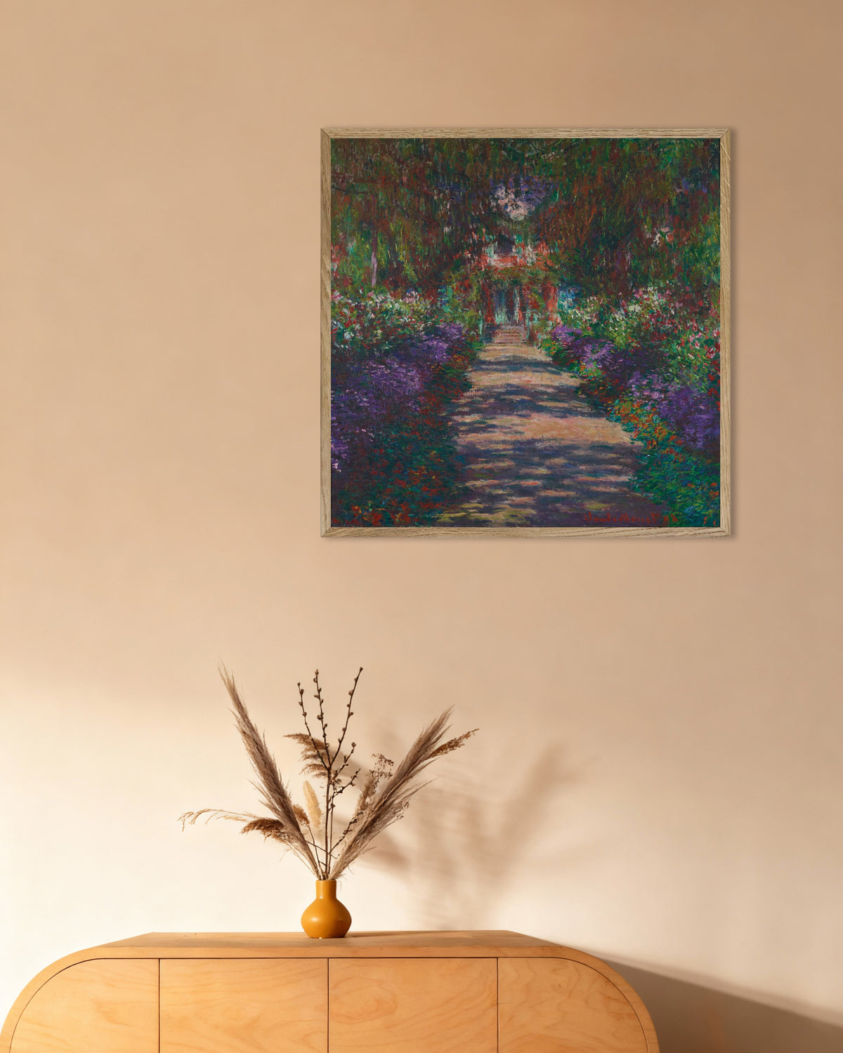 Poster Een laan in Monets tuin in Giverny (1902) van Claude Monet met naturel houten lijst