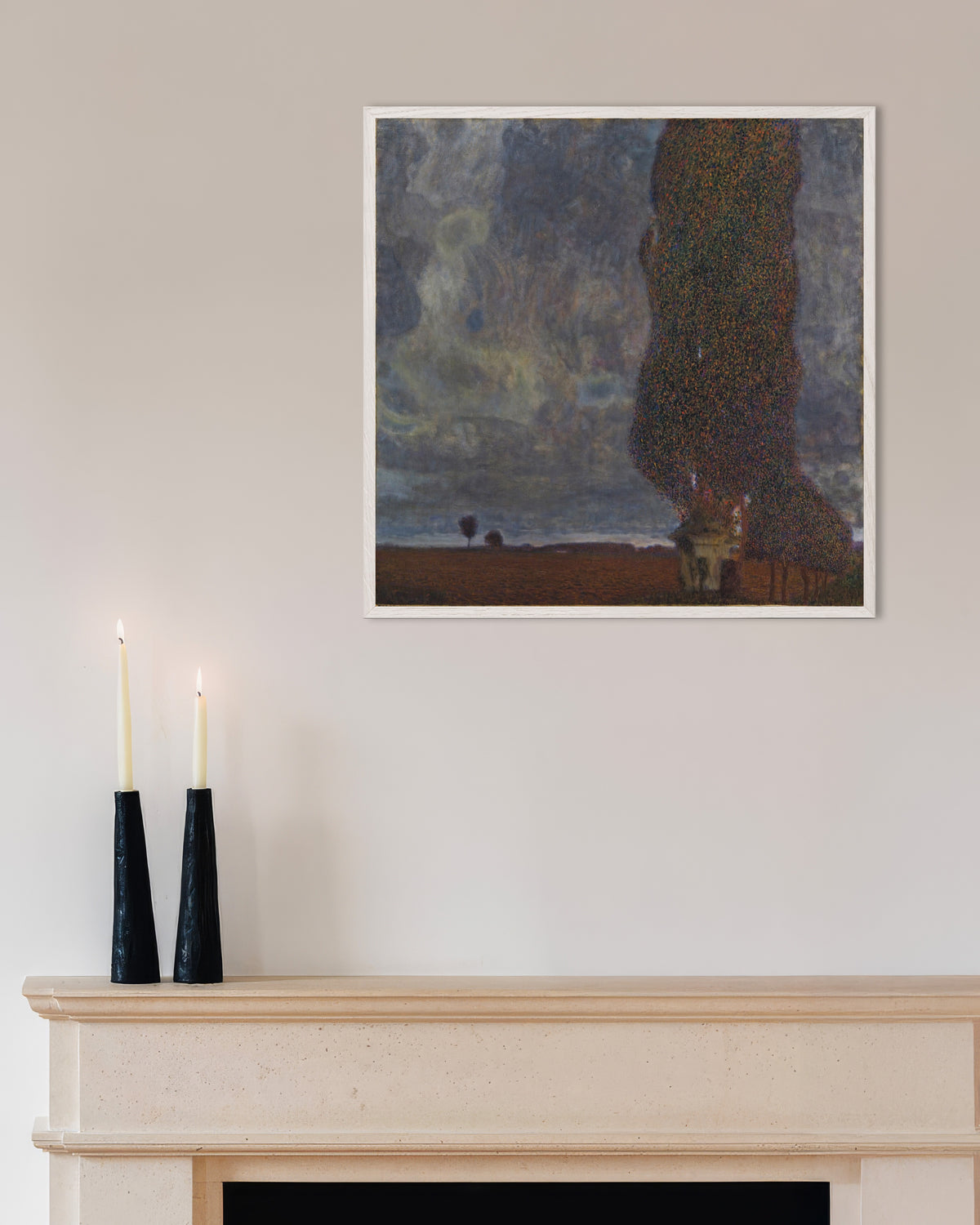 Poster Opkomend onweer (De grote populier II) (1903) van Gustav Klimt met witte houten lijst