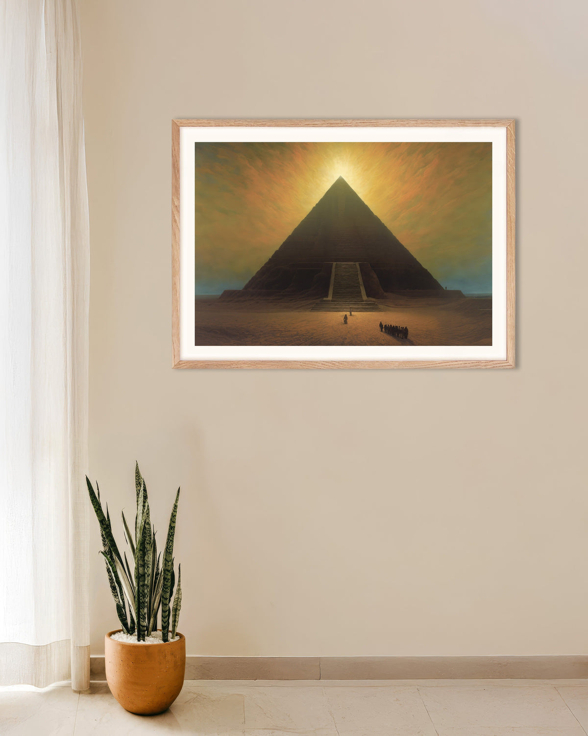 Poster van Sfeervol, donker en mysterieus, de Grote Piramide, met naturel houten lijst