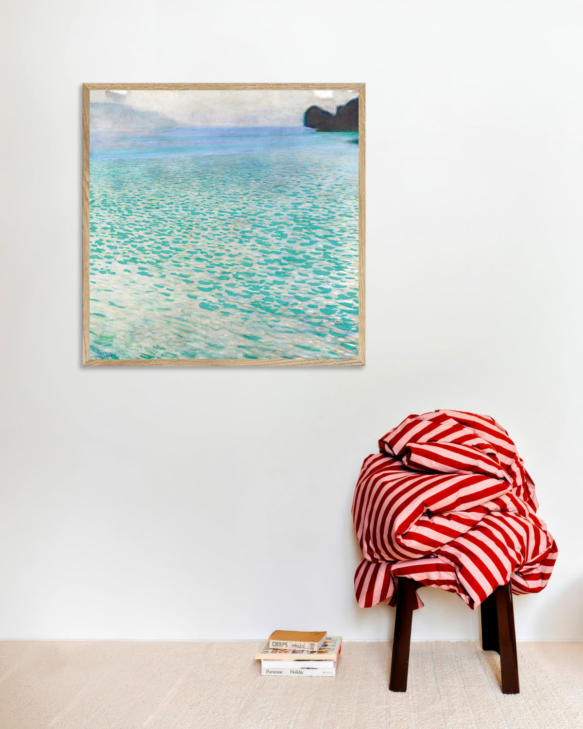 Poster Attersee (1900) van Gustav Klimt met naturel houten lijst
