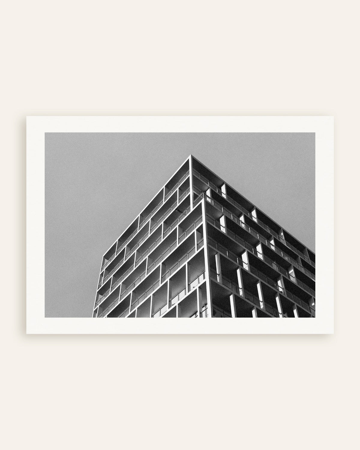 Poster ‘Balkonhoek onder een grijze hemel’, miniatuur