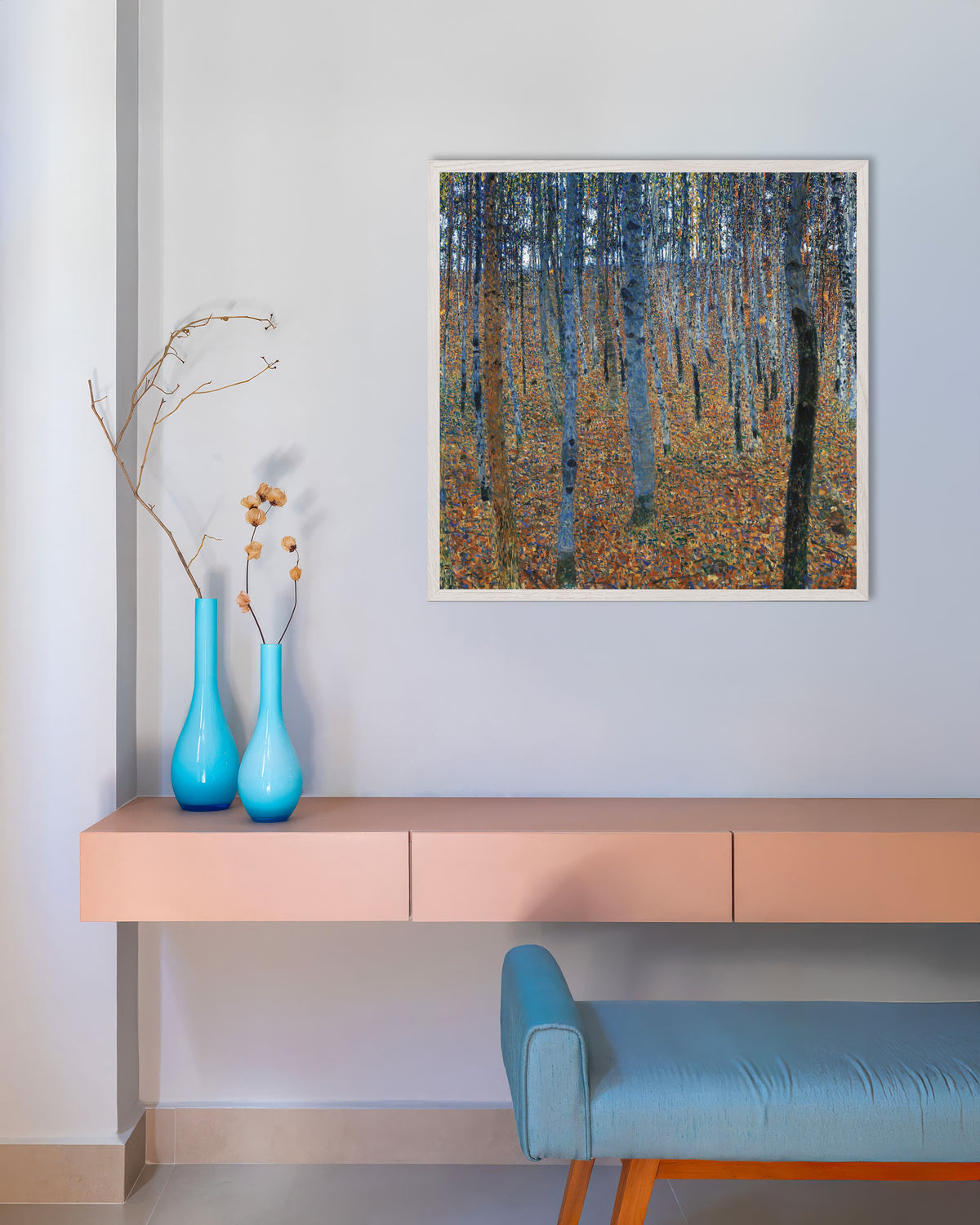 Poster Beukenbos I (1902) van Gustav Klimt met witte houten lijst