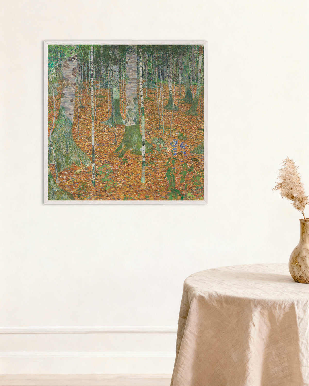 Poster Berkenbos (1903) van Gustav Klimt met witte houten lijst