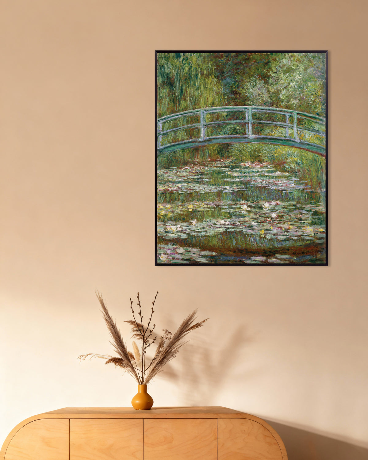 Poster Brug over de waterlelievijver (1899) van Claude Monet met metalen lijst