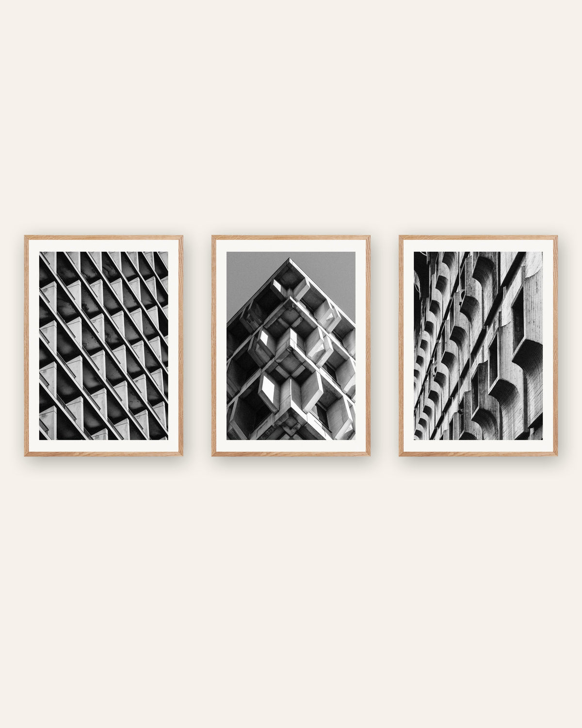 Brutalisme posters, set van 3: patronen in beton, in naturel eikenhouten lijsten