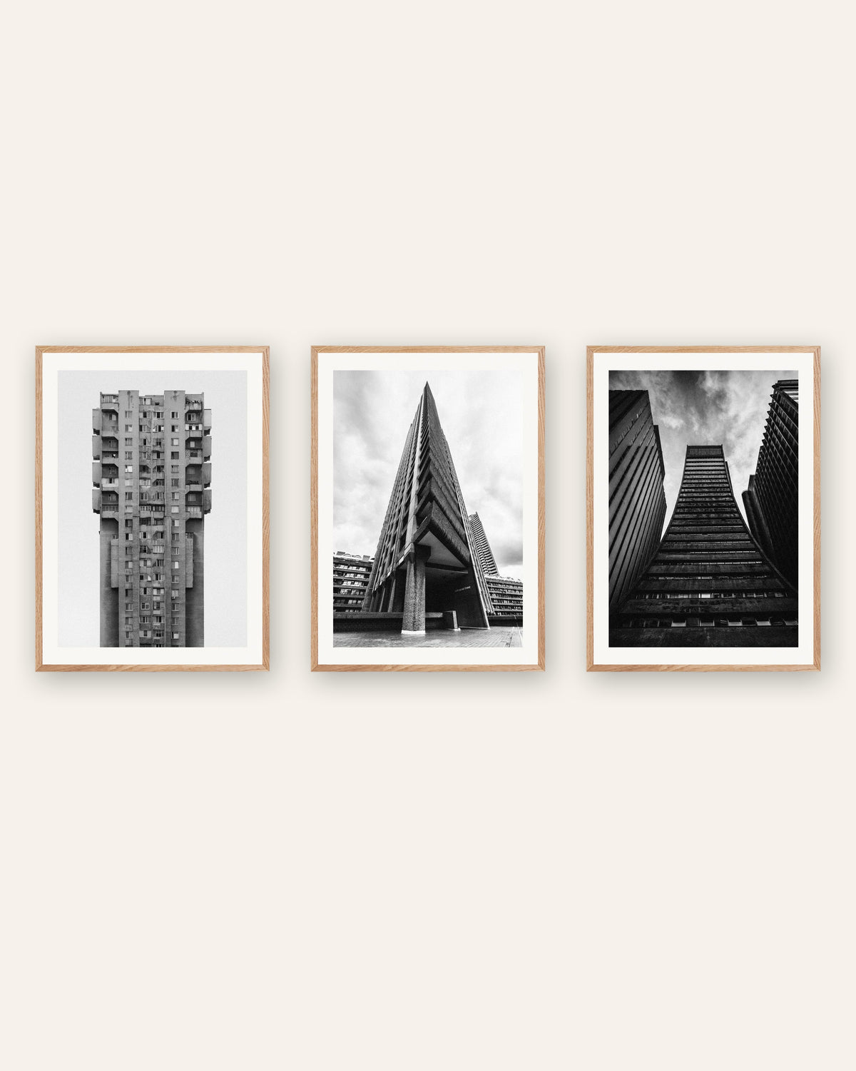 Brutalisme posters, set van 3: torens van beton, in naturel eikenhouten lijsten