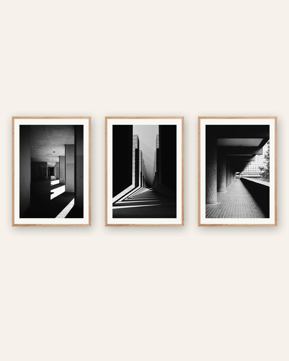 Brutalisme posters, set van 3: licht en schaduw, in naturel eikenhouten lijsten