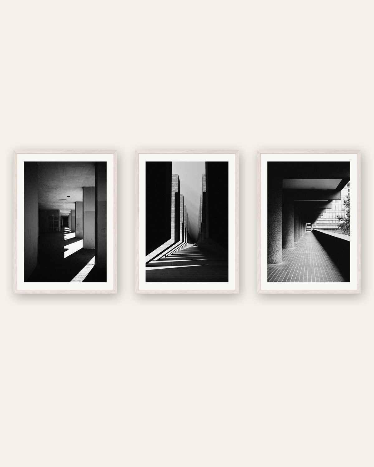 Brutalisme posters, set van 3: licht en schaduw, in witte eikenhouten lijsten