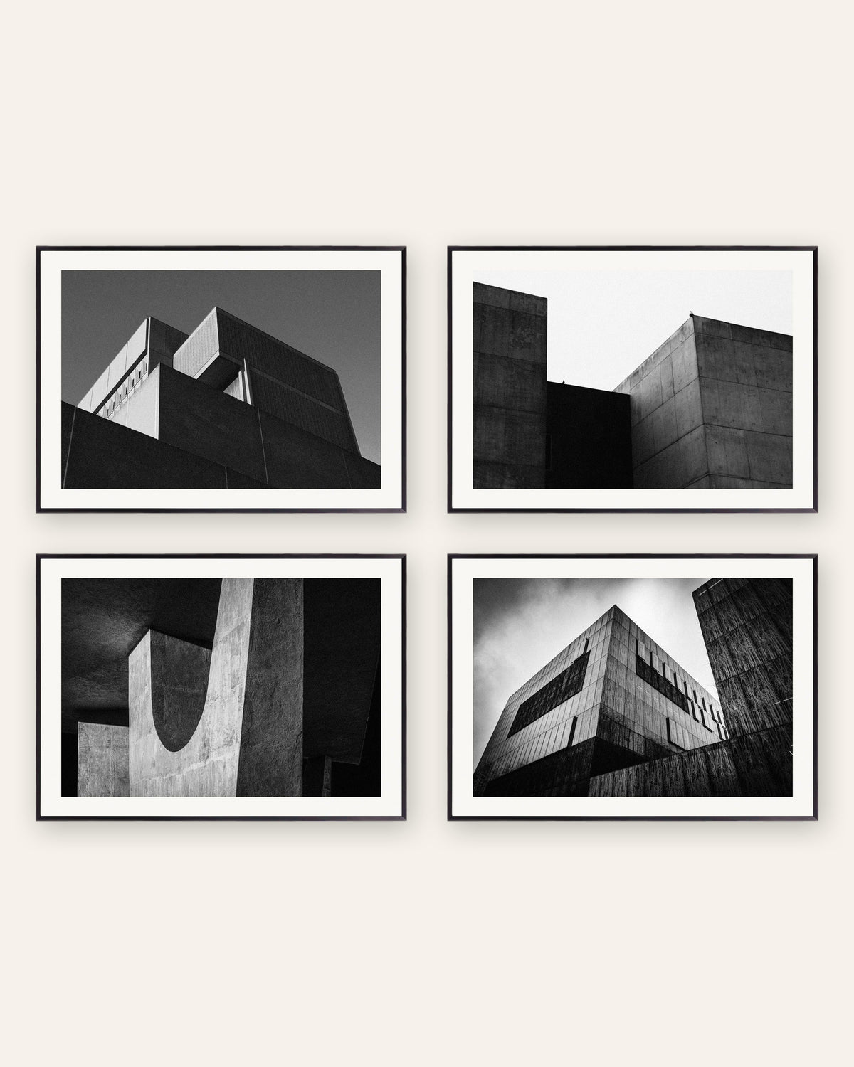 Brutalisme posters, set van 4: minimalistische betonvolumes, in zwarte metalen lijsten