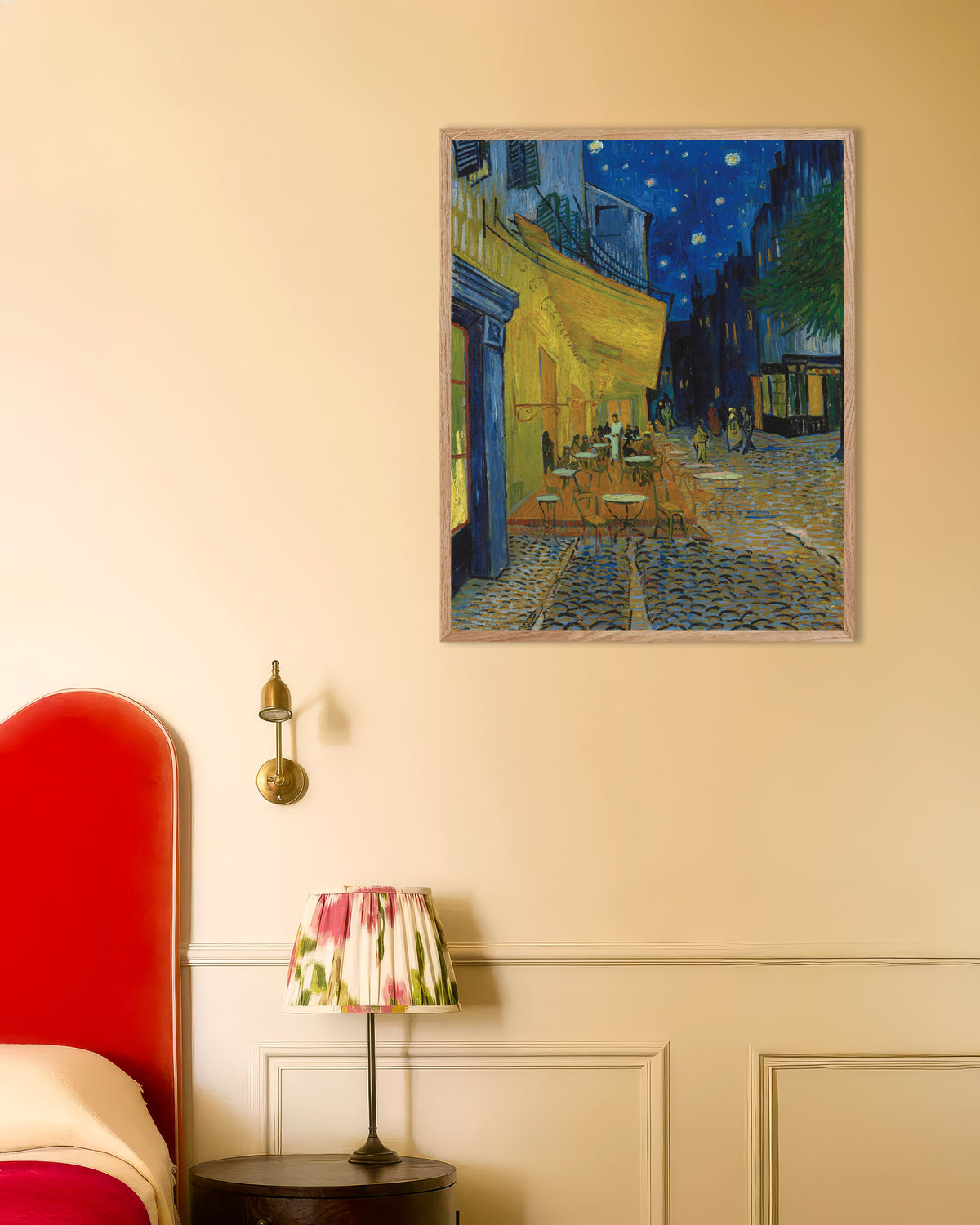 Poster Caféterras bij nacht (1888) van Vincent van Gogh, met naturel houten lijst
