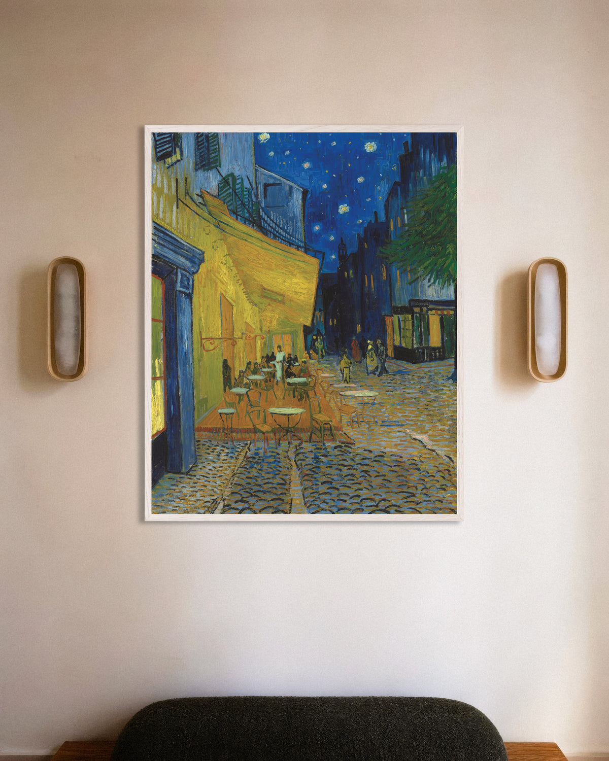 Poster Caféterras bij nacht (1888) van Vincent van Gogh, met witte houten lijst