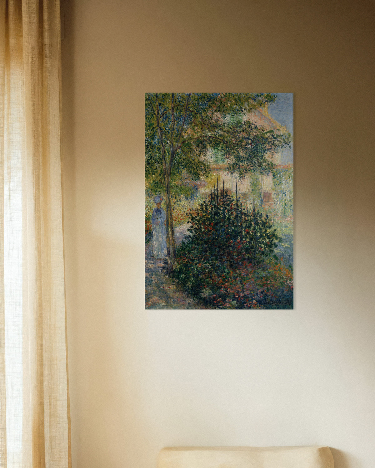 Poster Camille Monet in de tuin in Argenteuil (1876) van Claude Monet
