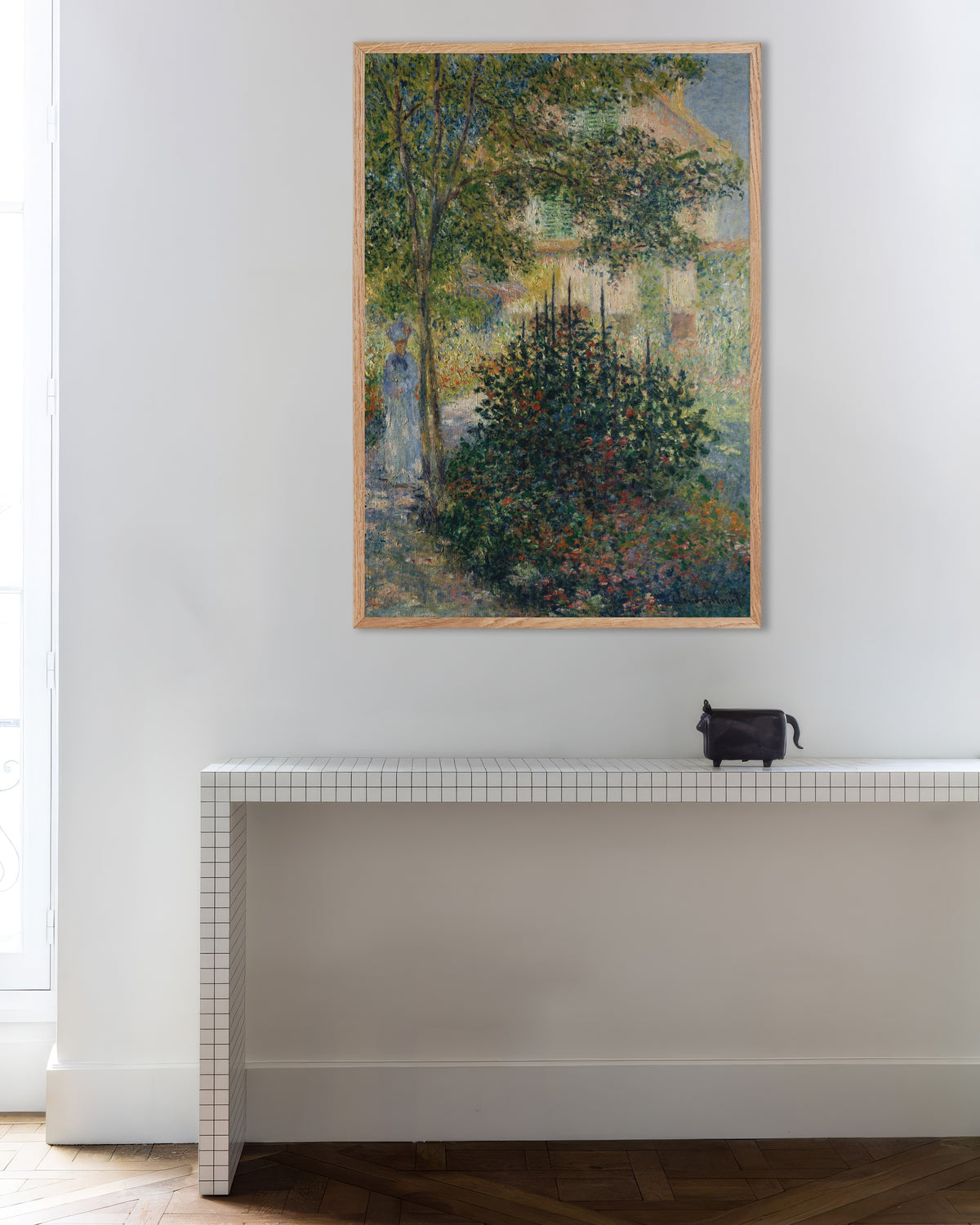 Poster Camille Monet in de tuin in Argenteuil (1876) van Claude Monet met naturel houten lijst