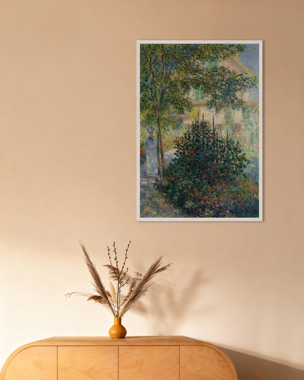Poster Camille Monet in de tuin in Argenteuil (1876) van Claude Monet met witte houten lijst