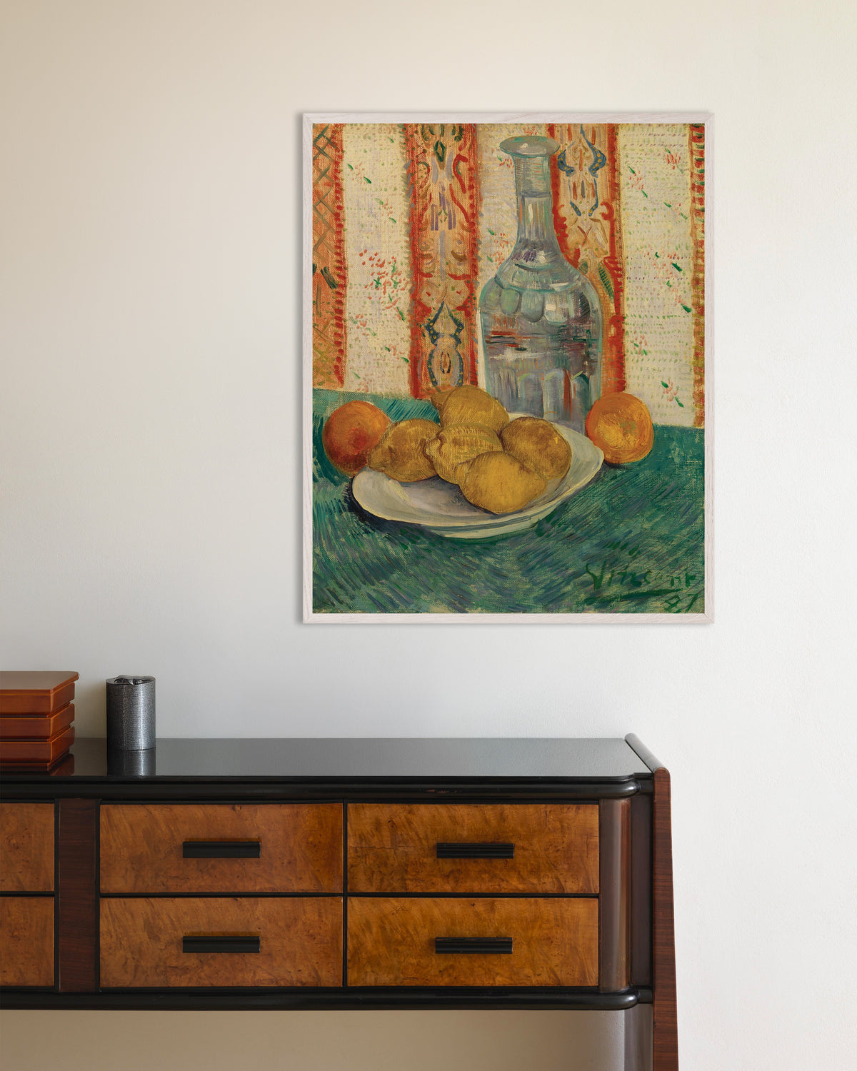 Poster van Karaf en schaal met citrusvruchten (1887) van Vincent van Gogh, met witte houten lijst