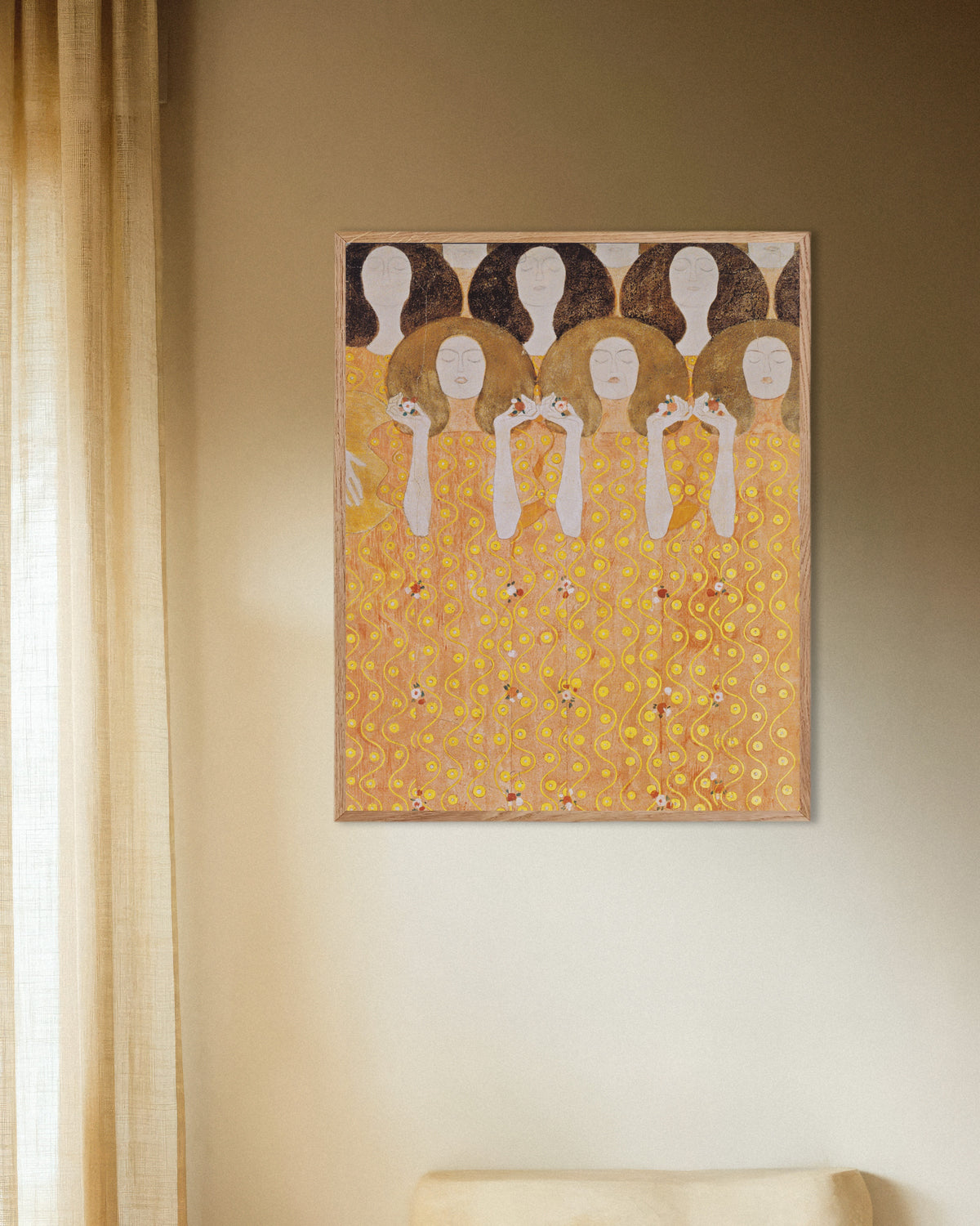 Poster Koor van de paradijsengelen, Beethovenfries (1902) van Gustav Klimt met naturel houten lijst