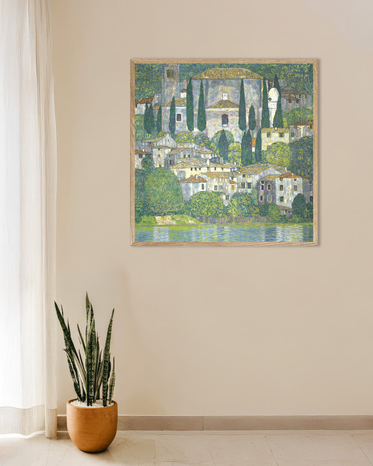 Poster Kerk in Cassone (Landschap met cipressen) (1913) van Gustav Klimt met naturel houten lijst