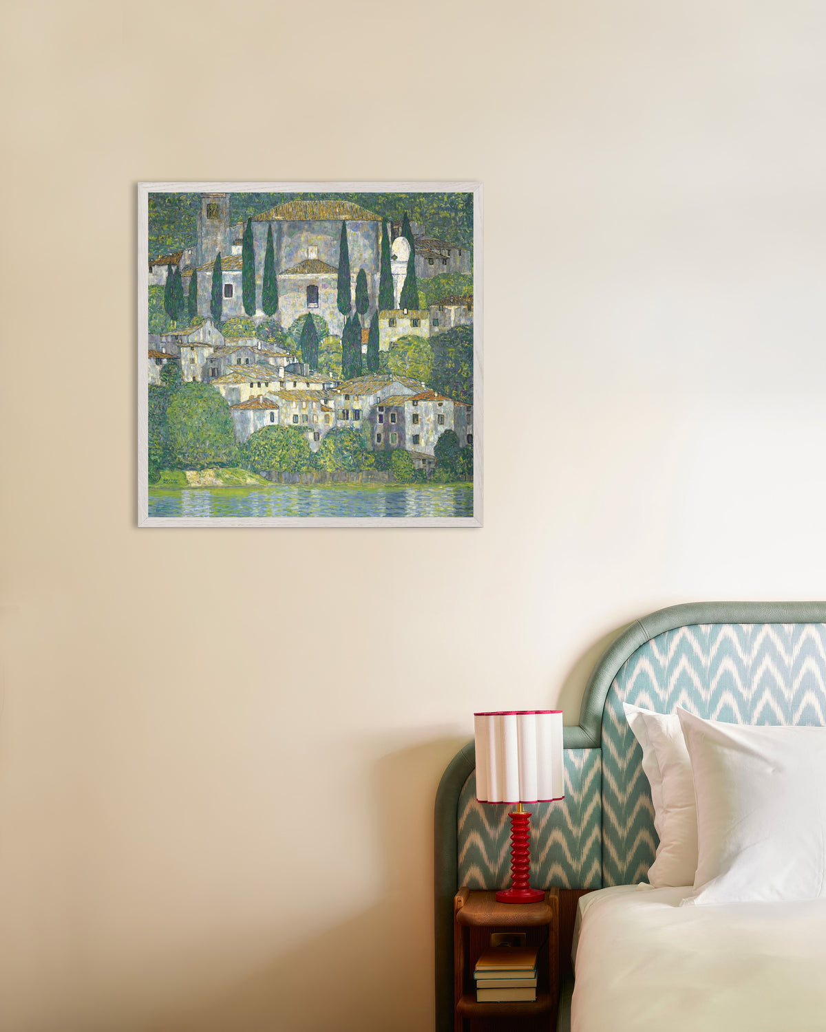 Poster Kerk in Cassone (Landschap met cipressen) (1913) van Gustav Klimt met witte houten lijst