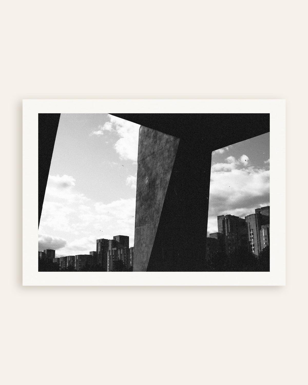 Poster ‘De stad tussen betonnen pilaren gezien’, miniatuur