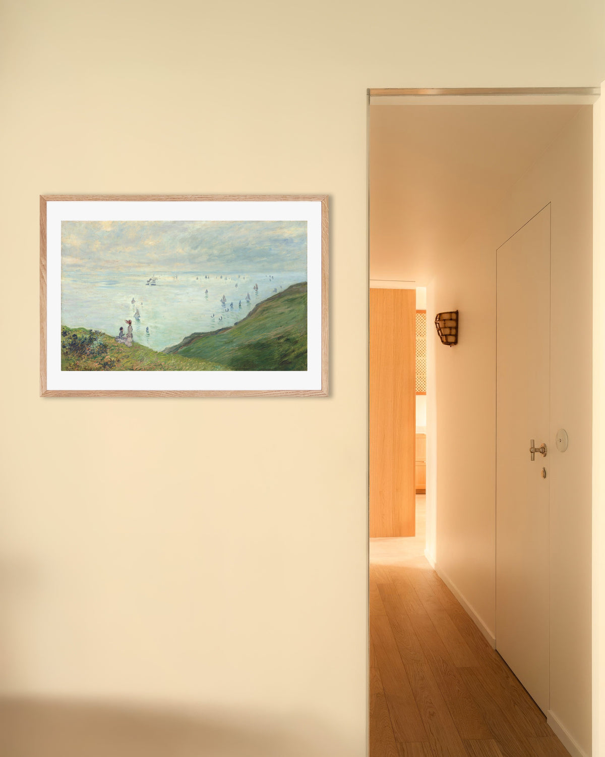 Poster Kliffen bij Pourville (1882) van Claude Monet met naturel houten lijst