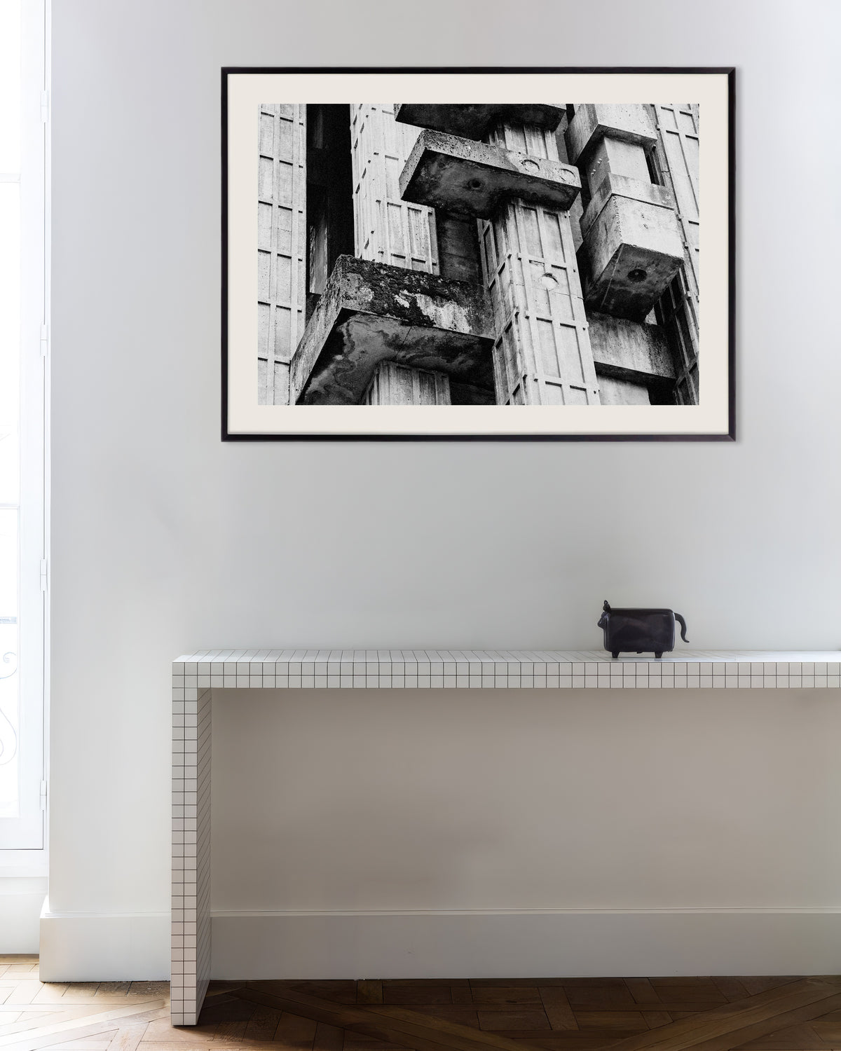 Poster ‘Close-up van verweerde betonblokken’, met metalen lijst