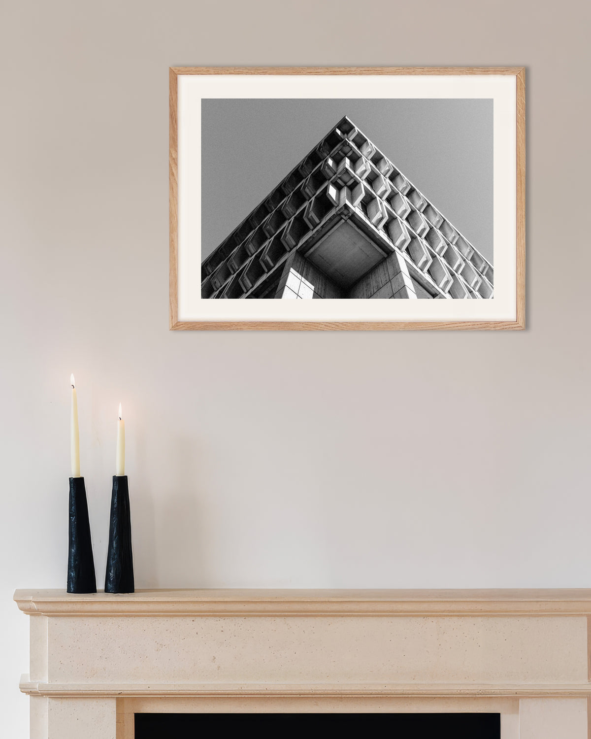 Poster ‘Cassettegevel op een hoek in scherp perspectief’, met naturel houten lijst