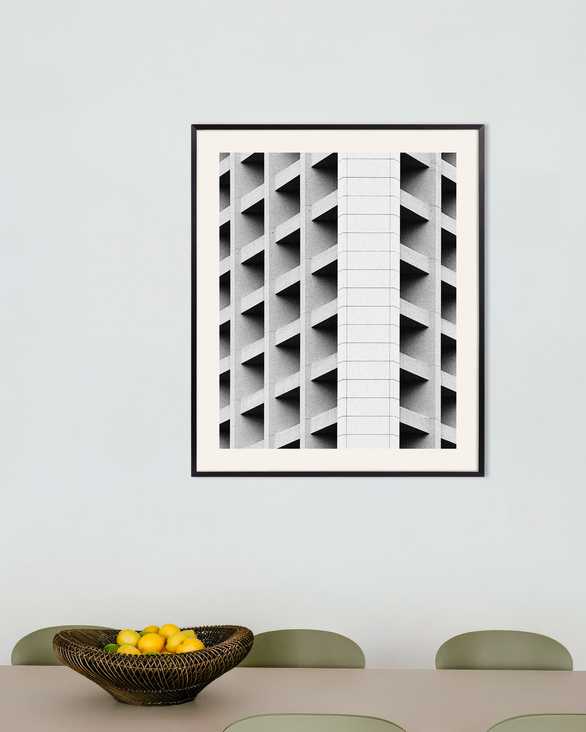 Poster ‘Gevel met cassettes en witte verticale lijn’, met metalen lijst