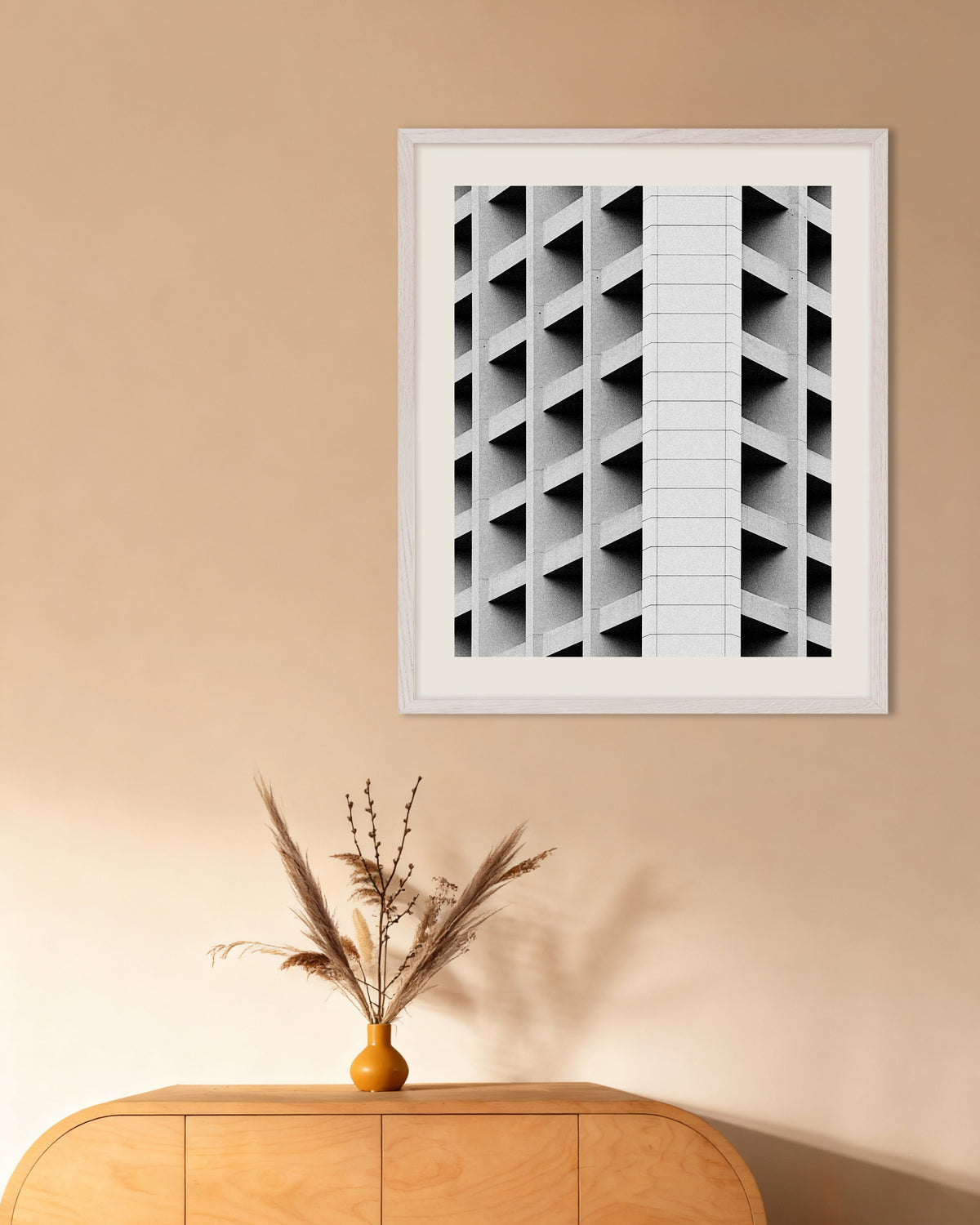 Poster ‘Gevel met cassettes en witte verticale lijn’, met witte houten lijst
