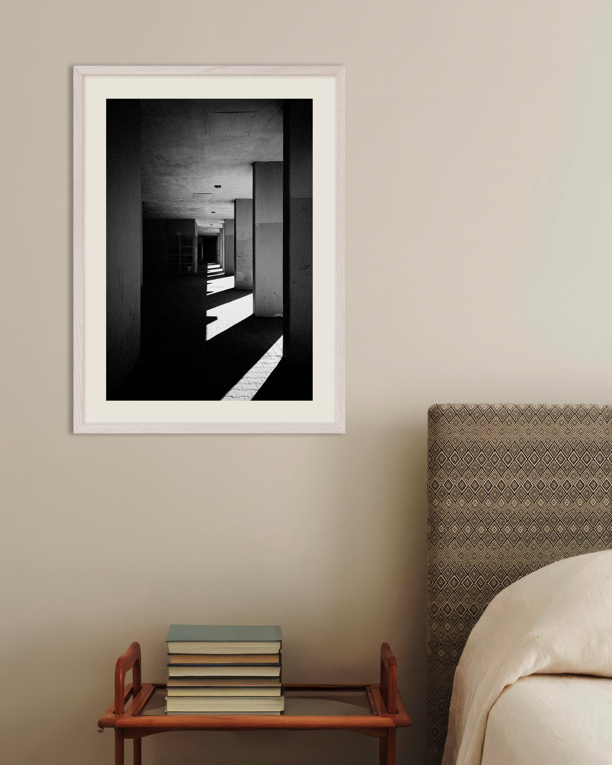 Poster ‘Zuilengang met zonnestrepen’, met witte houten lijst
