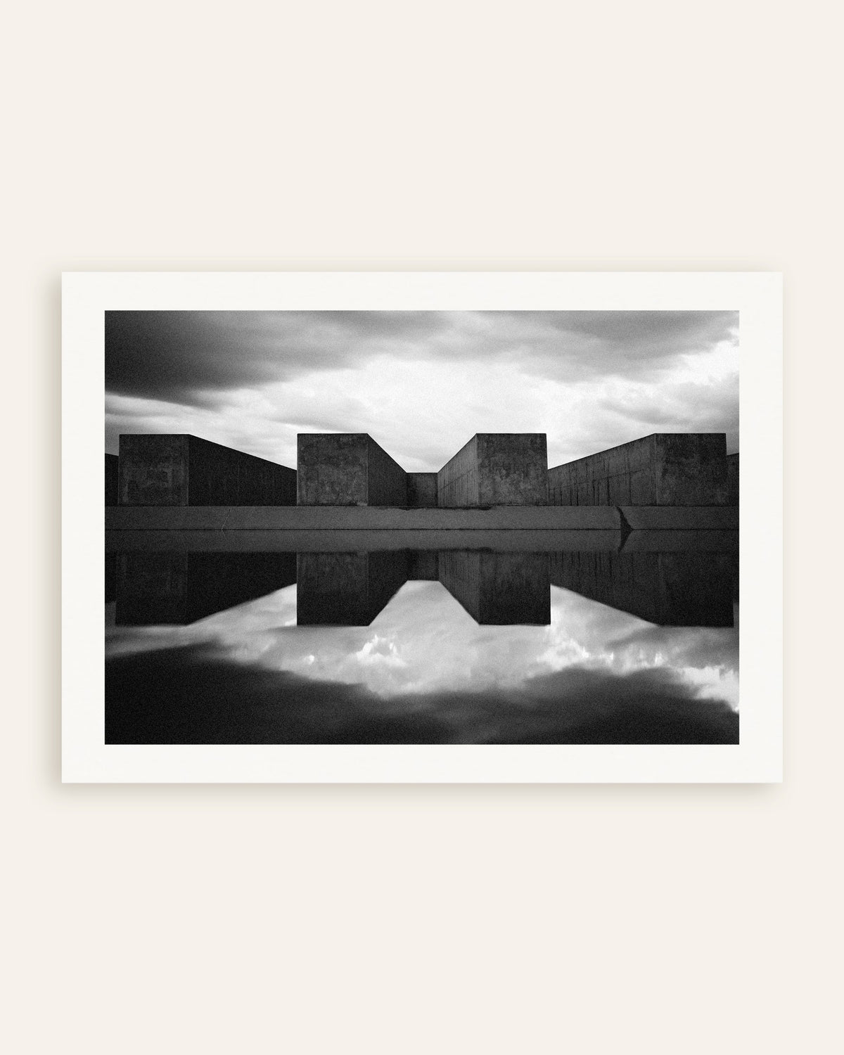 Poster ‘Betonblokken weerspiegeld in het water’, miniatuur