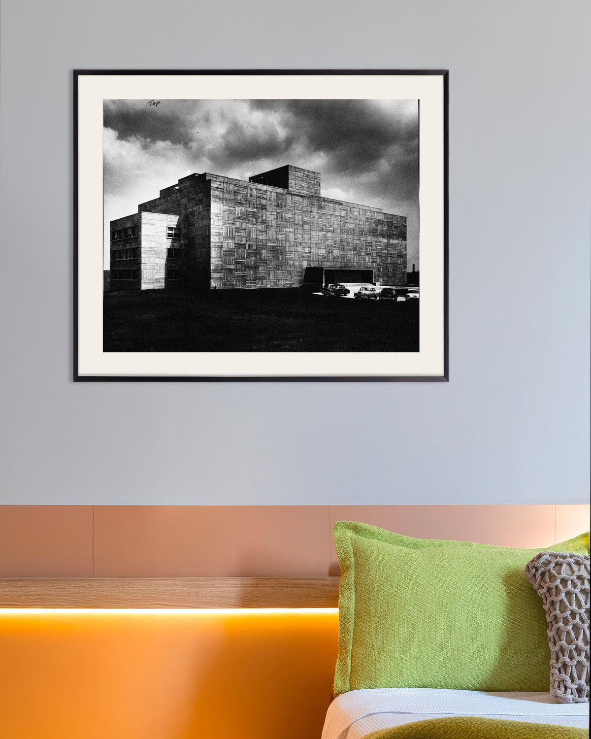 Poster ‘Betonnen gebouw tijdens een storm’, met metalen lijst
