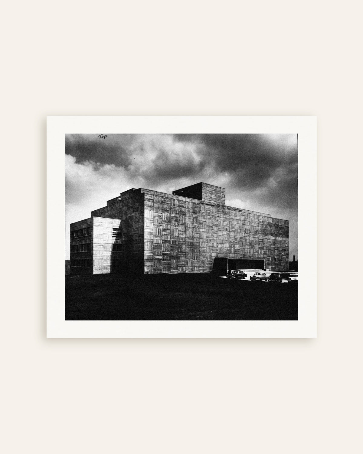 Poster ‘Betonnen gebouw tijdens een storm’, miniatuur