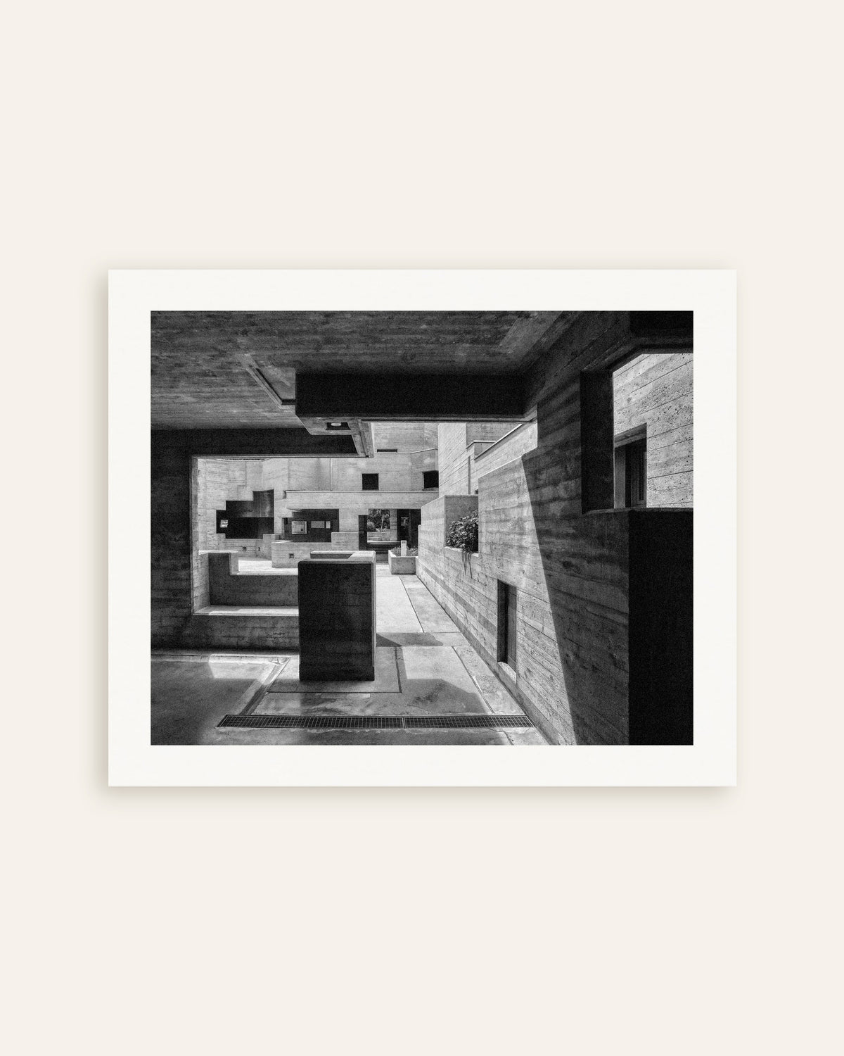 Poster ‘Betonnen binnenplaats door een kader’, miniatuur