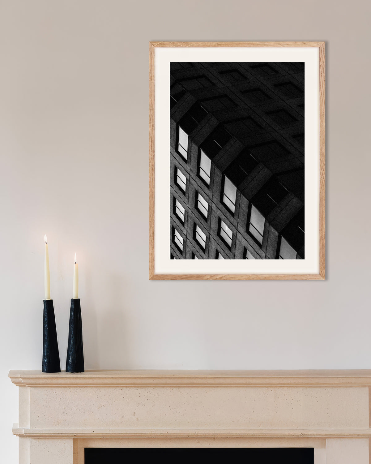 Poster ‘Betonnen raster bij nacht’, met naturel houten lijst