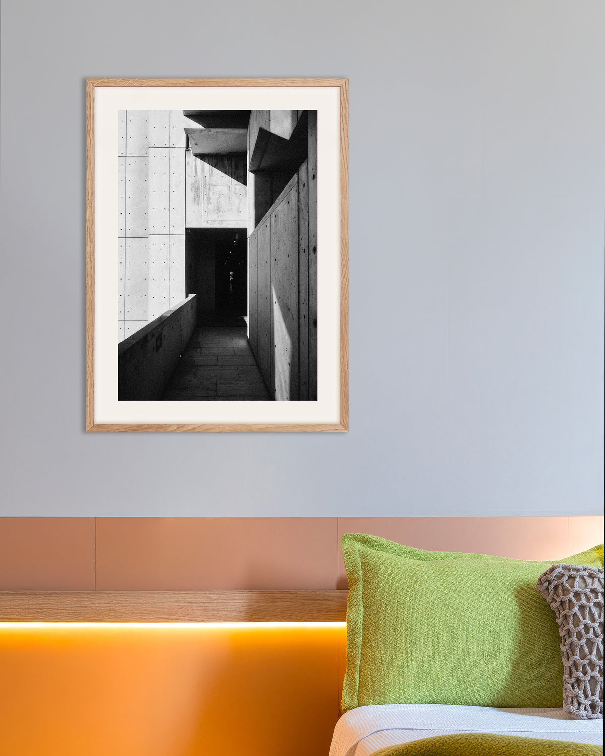 Poster ‘Betonnen doorgang in zon en schaduw’, met naturel houten lijst
