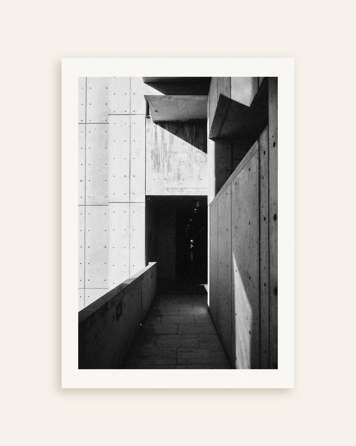 Poster ‘Betonnen doorgang in zon en schaduw’, miniatuur