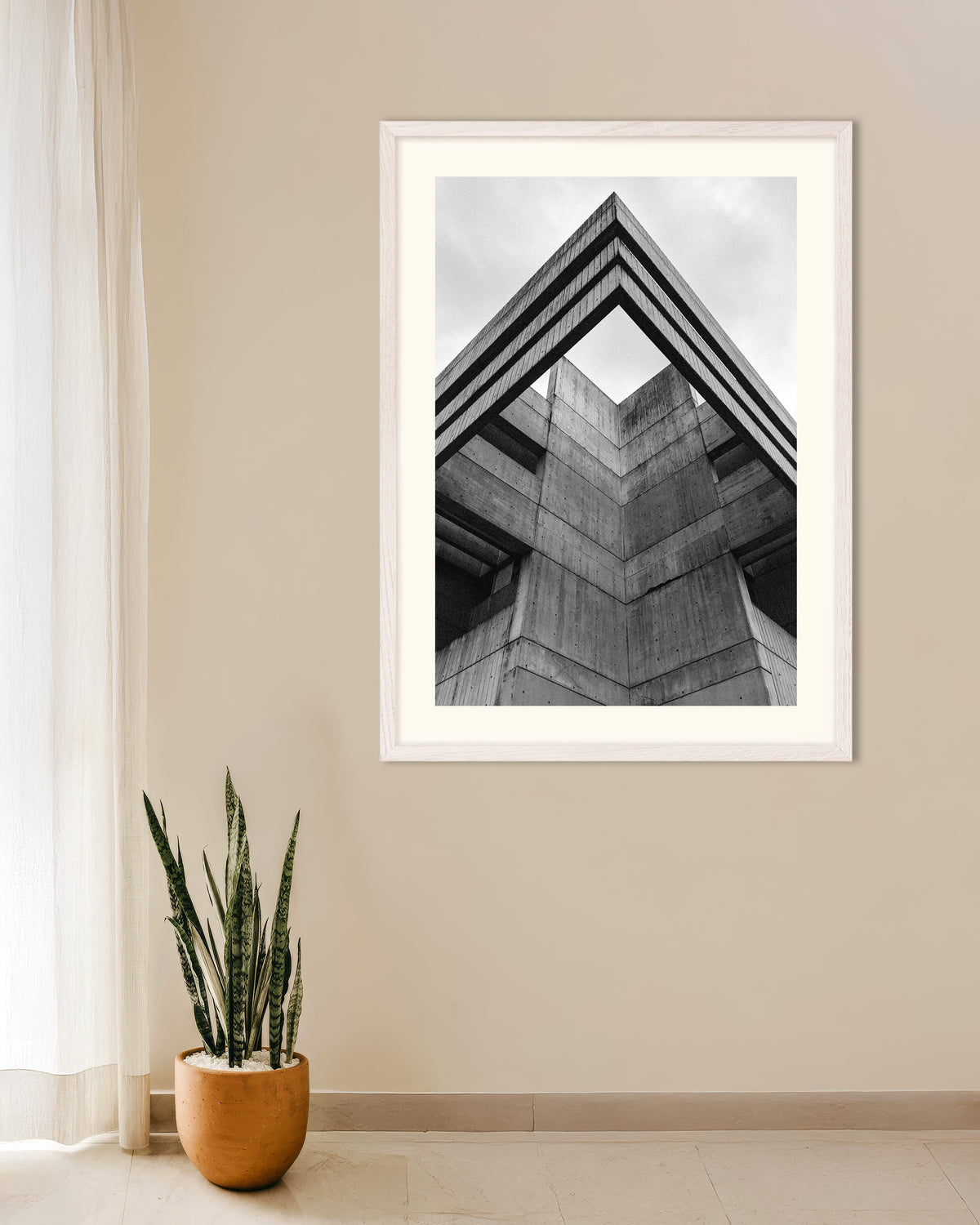 Poster ‘Betonnen dakrand van onderaf bekeken’, met witte houten lijst