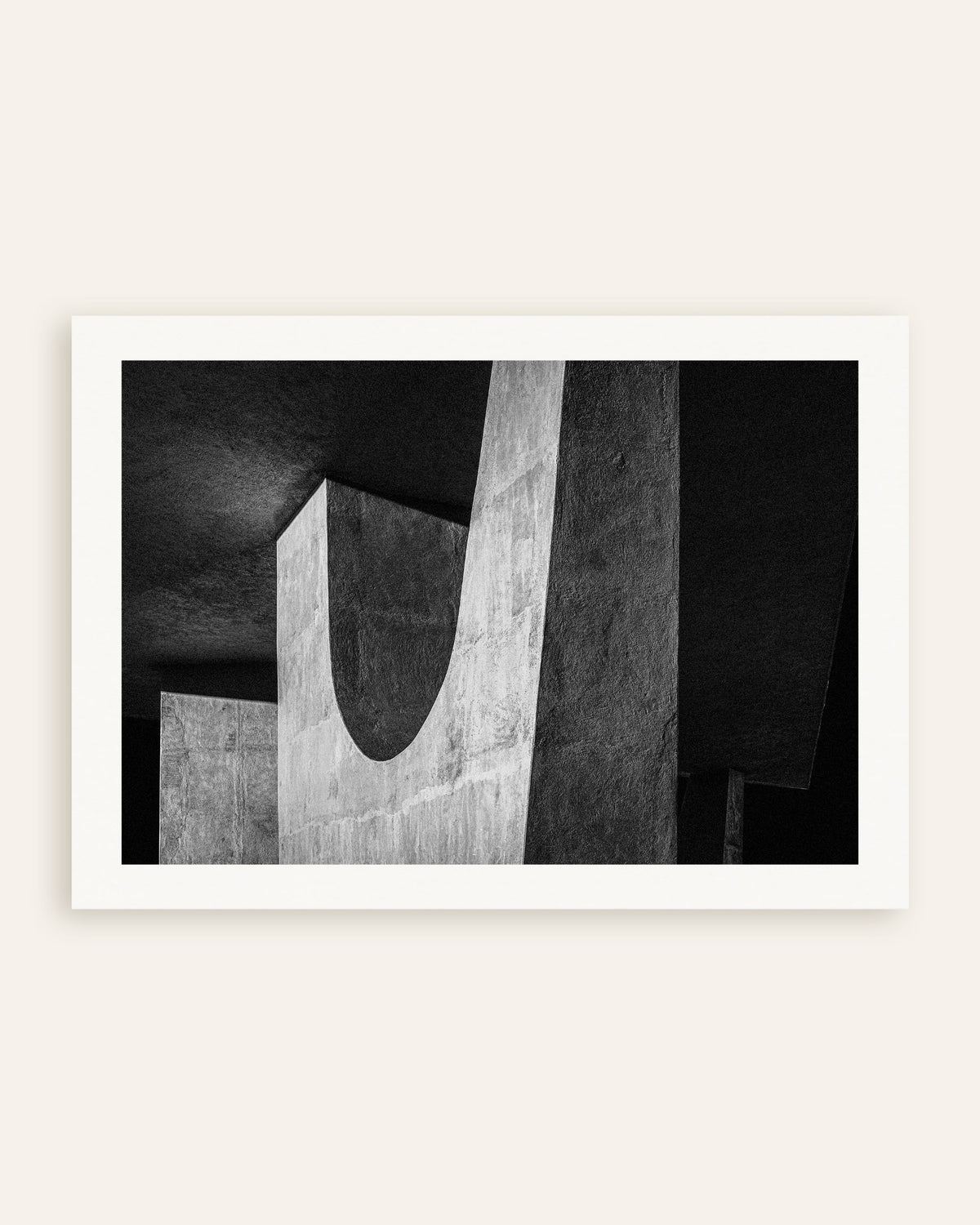 Poster ‘Betonnen U in de schaduw’, miniatuur