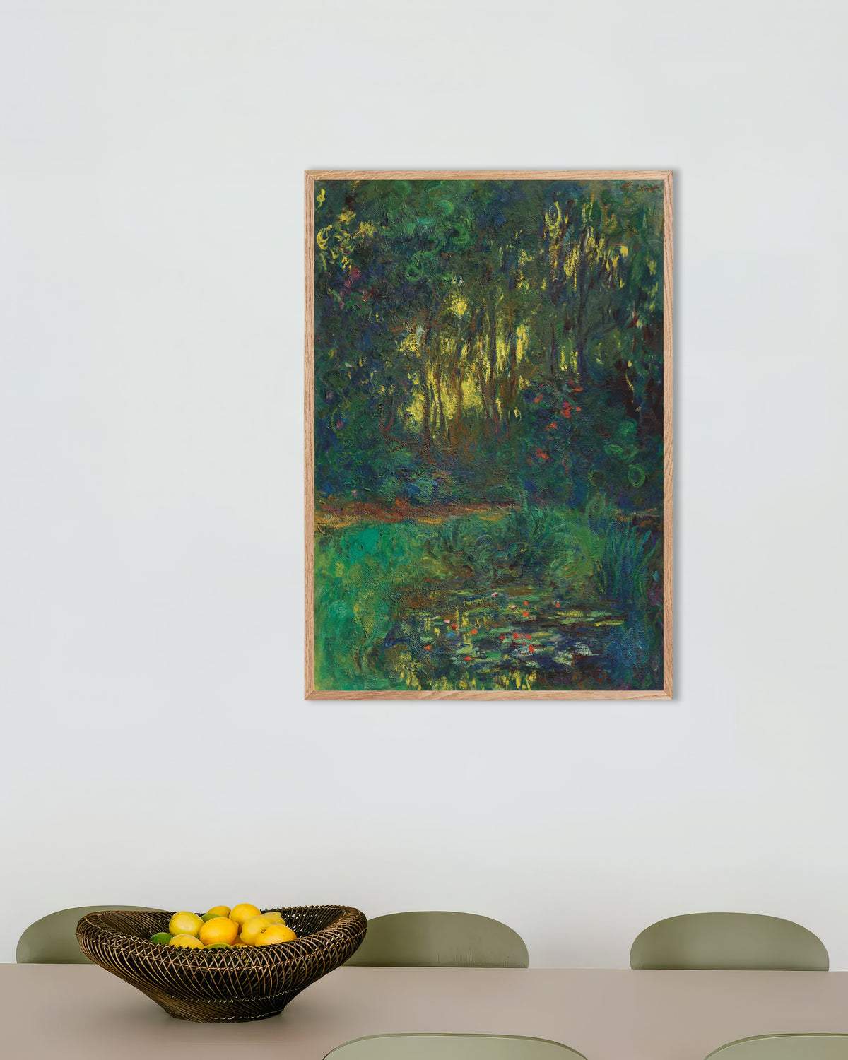 Poster Hoek van de waterlelievijver (1918–1919) van Claude Monet met naturel houten lijst