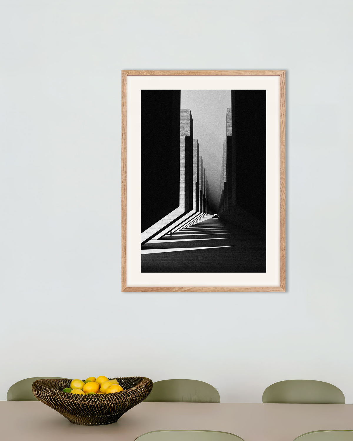 Poster ‘Gang van licht en beton’, met naturel houten lijst