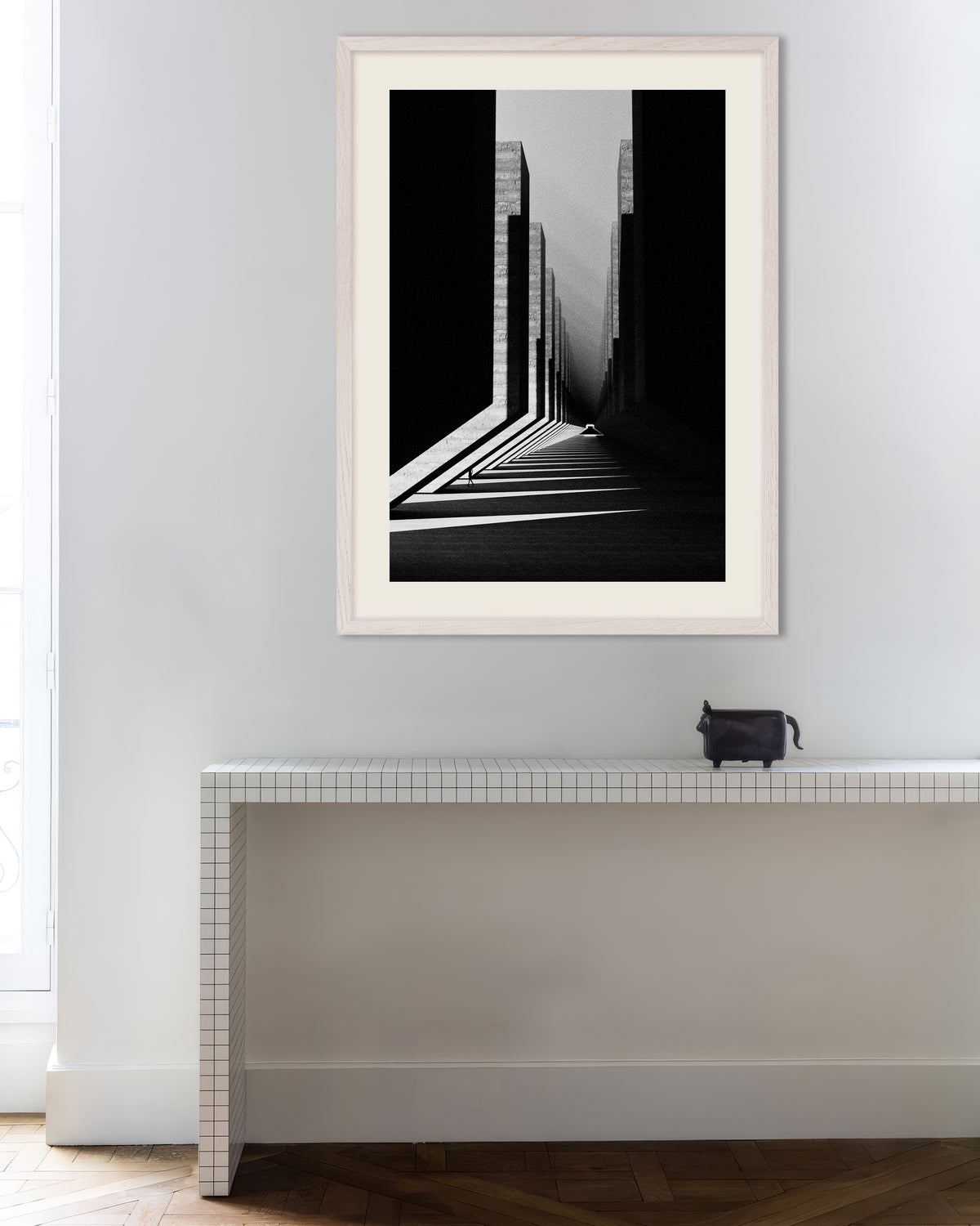 Poster ‘Gang van licht en beton’, met witte houten lijst