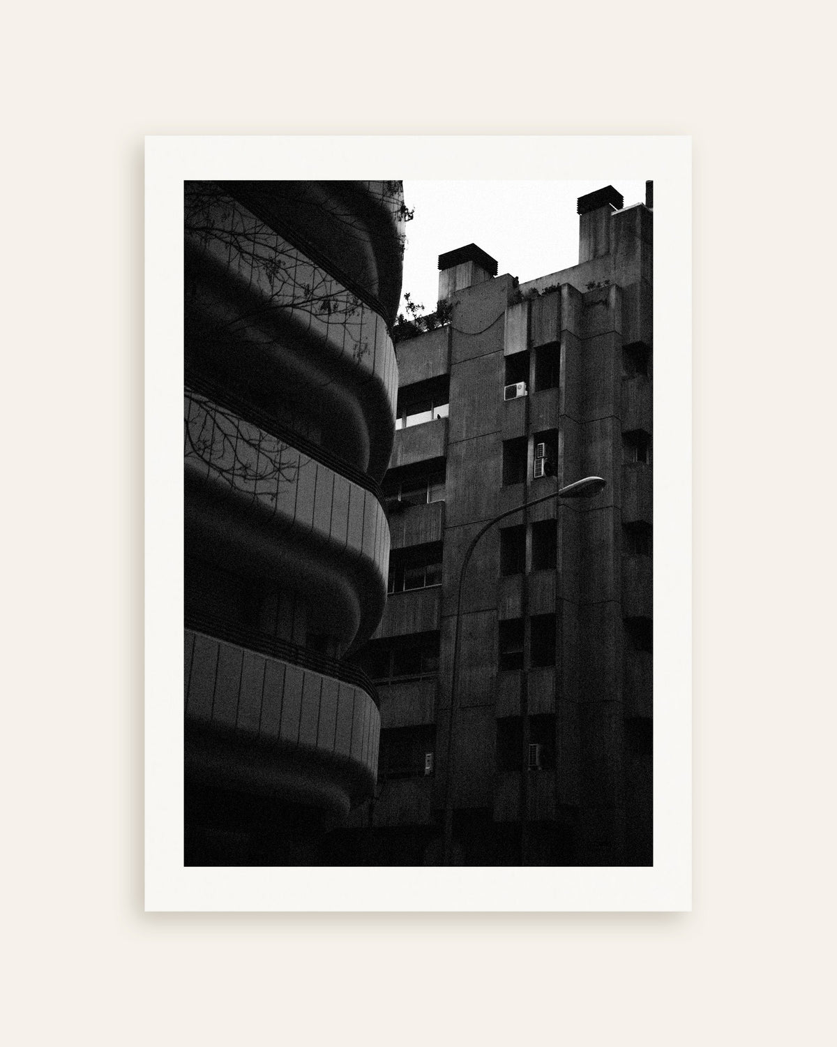 Poster ‘Gebogen gevel en betonnen toren’, miniatuur
